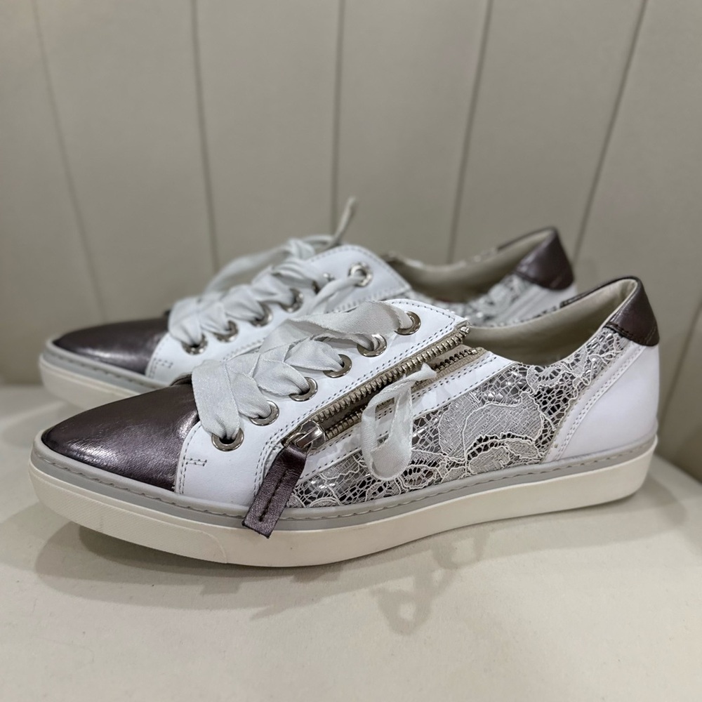 NWT Stylish Leather Women's Sneakers Ron White